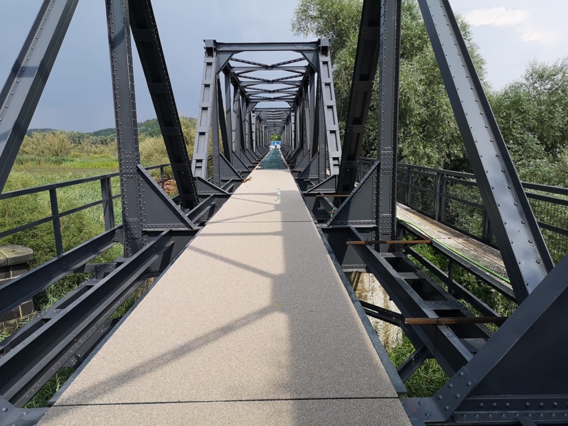 Cyklolávka s kompozitnou mostovkou na nepoužívanom železničnom moste, Poľsko
